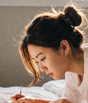 글을 쓰는 인물의 옆모습